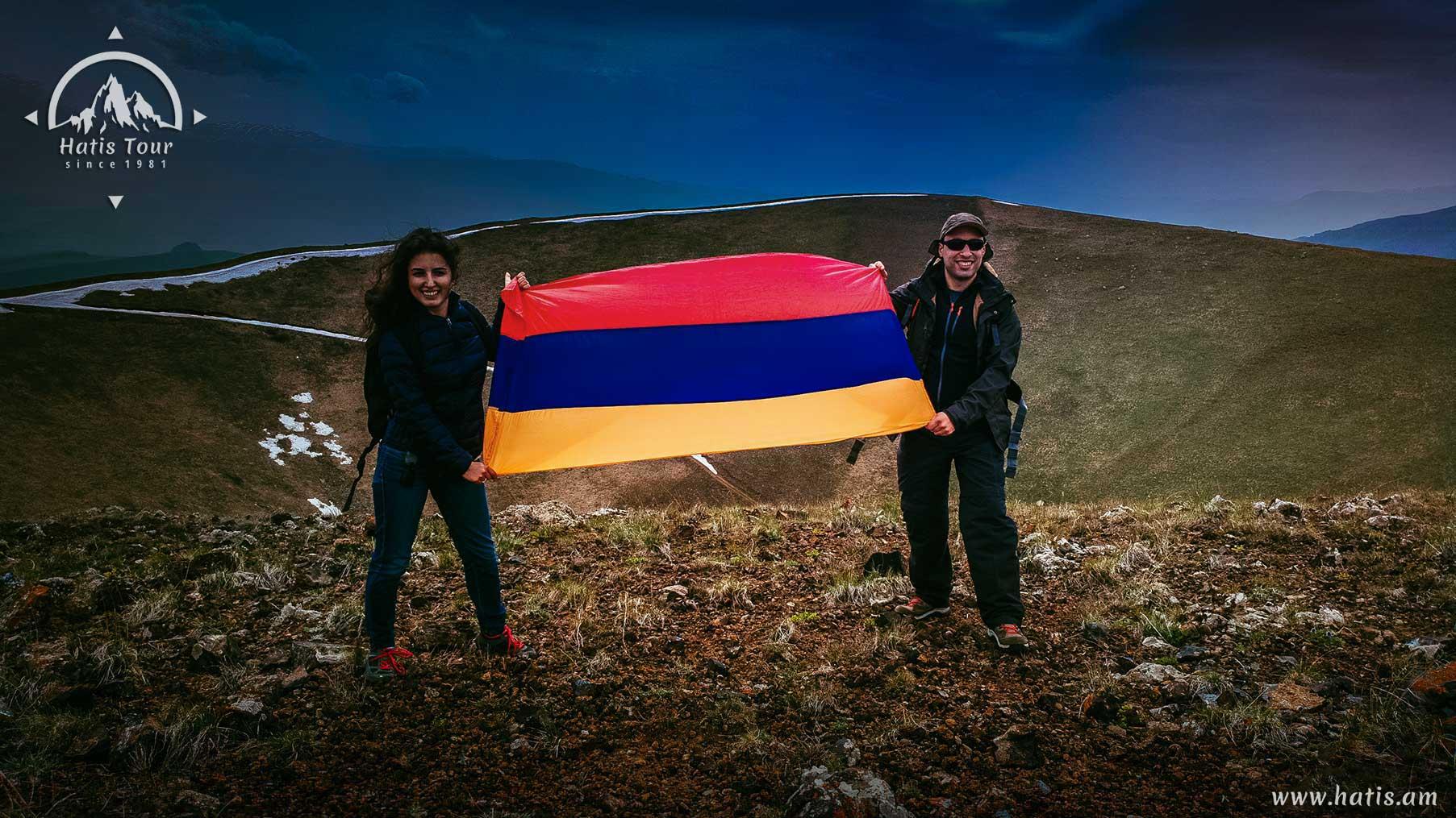 Армения флаг и горы
