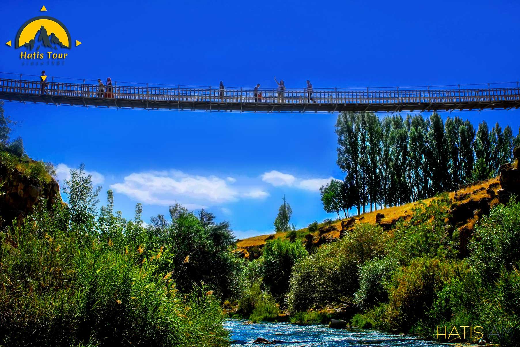 Подвесной мост через реку Беркри, рядом с водопадо